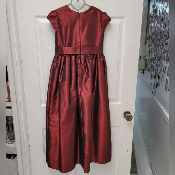 NWOT SIZE 10. Girls Formal Dress in Burgundy